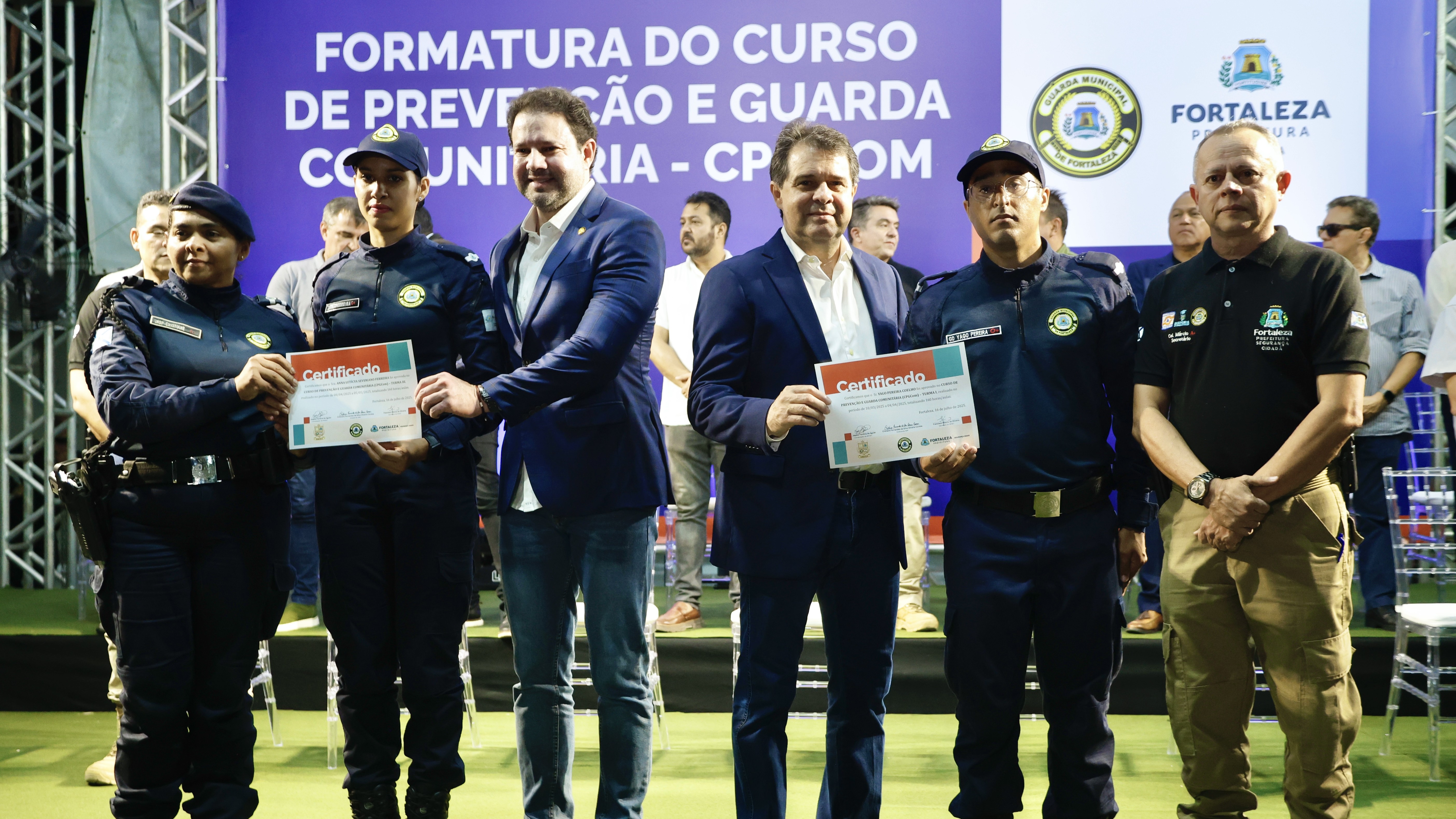 grupo de pessoas posa para a foto